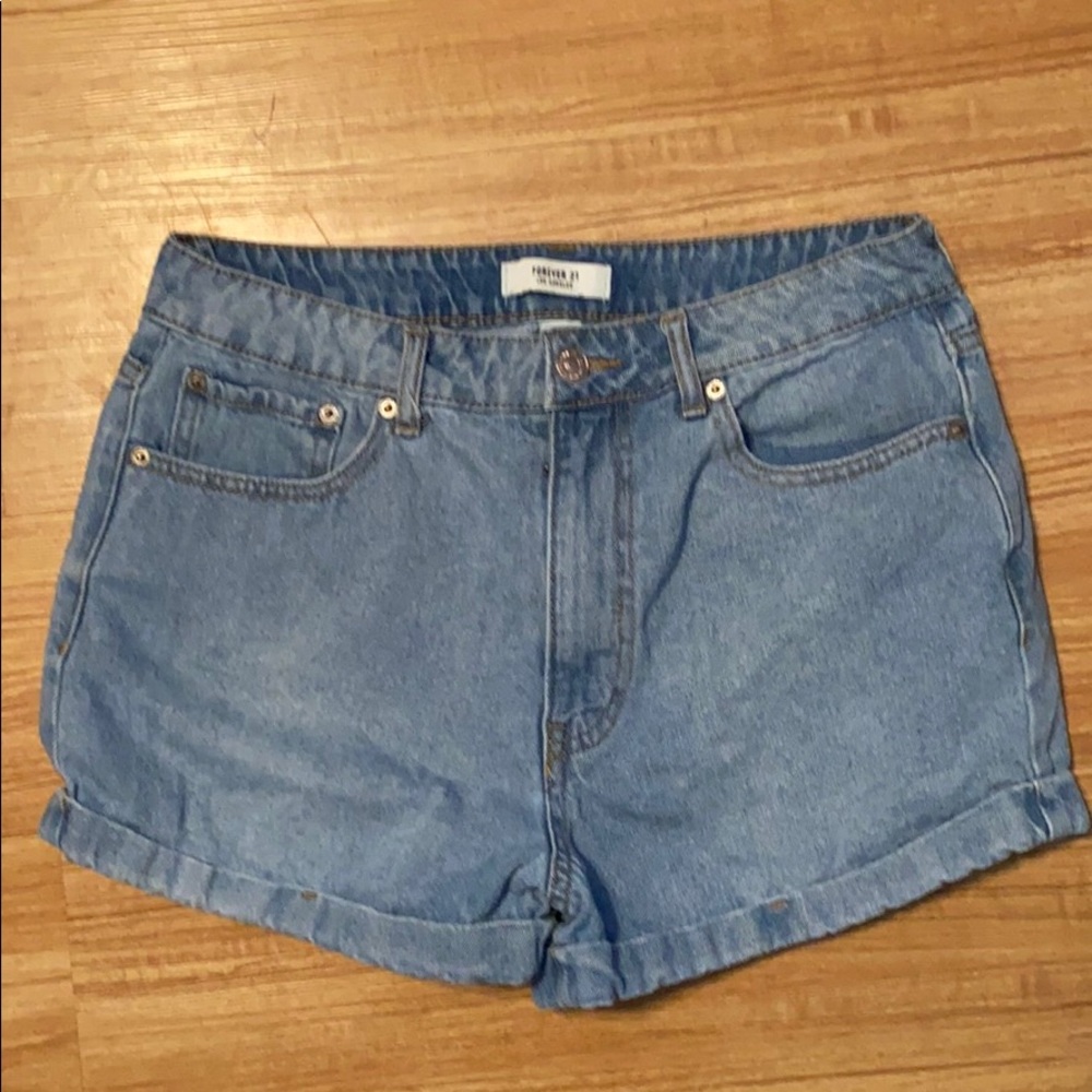 Women’s Forever 21 Light Wash Denim Mom Sh…